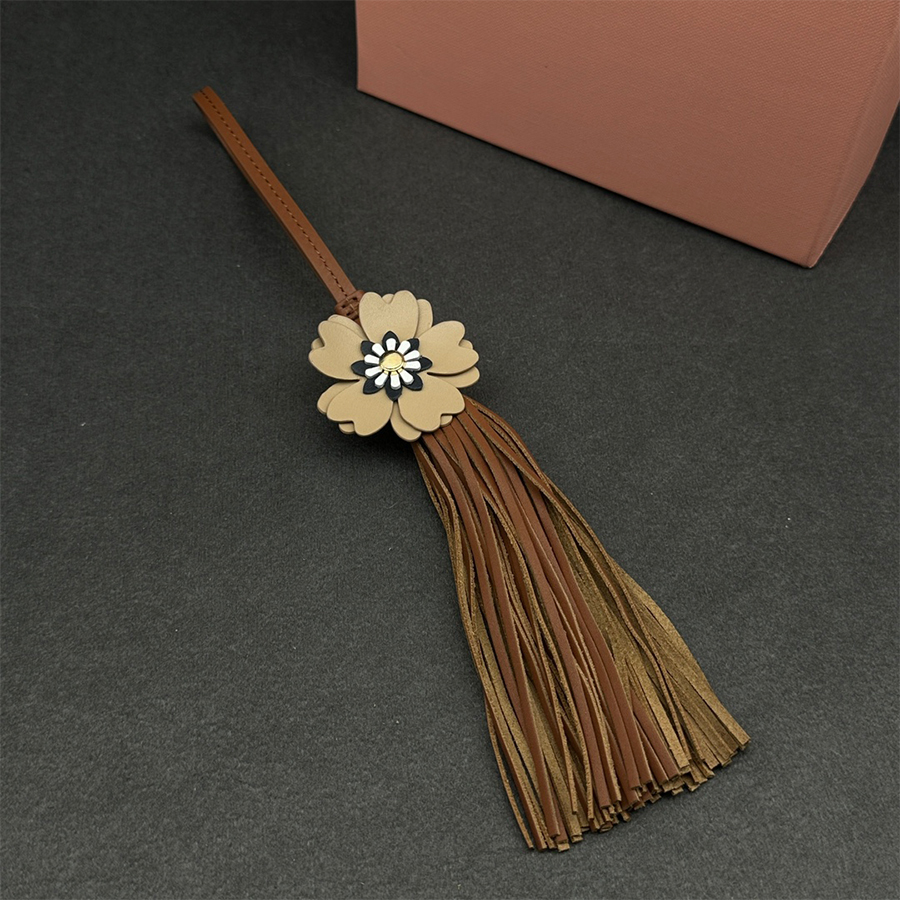 Designer Lanyards Leather Baseball Cap Style Mini Fashion Accessories Ornament Keychain Headphones Exquisite Flower Pendant Decoration With Box 555