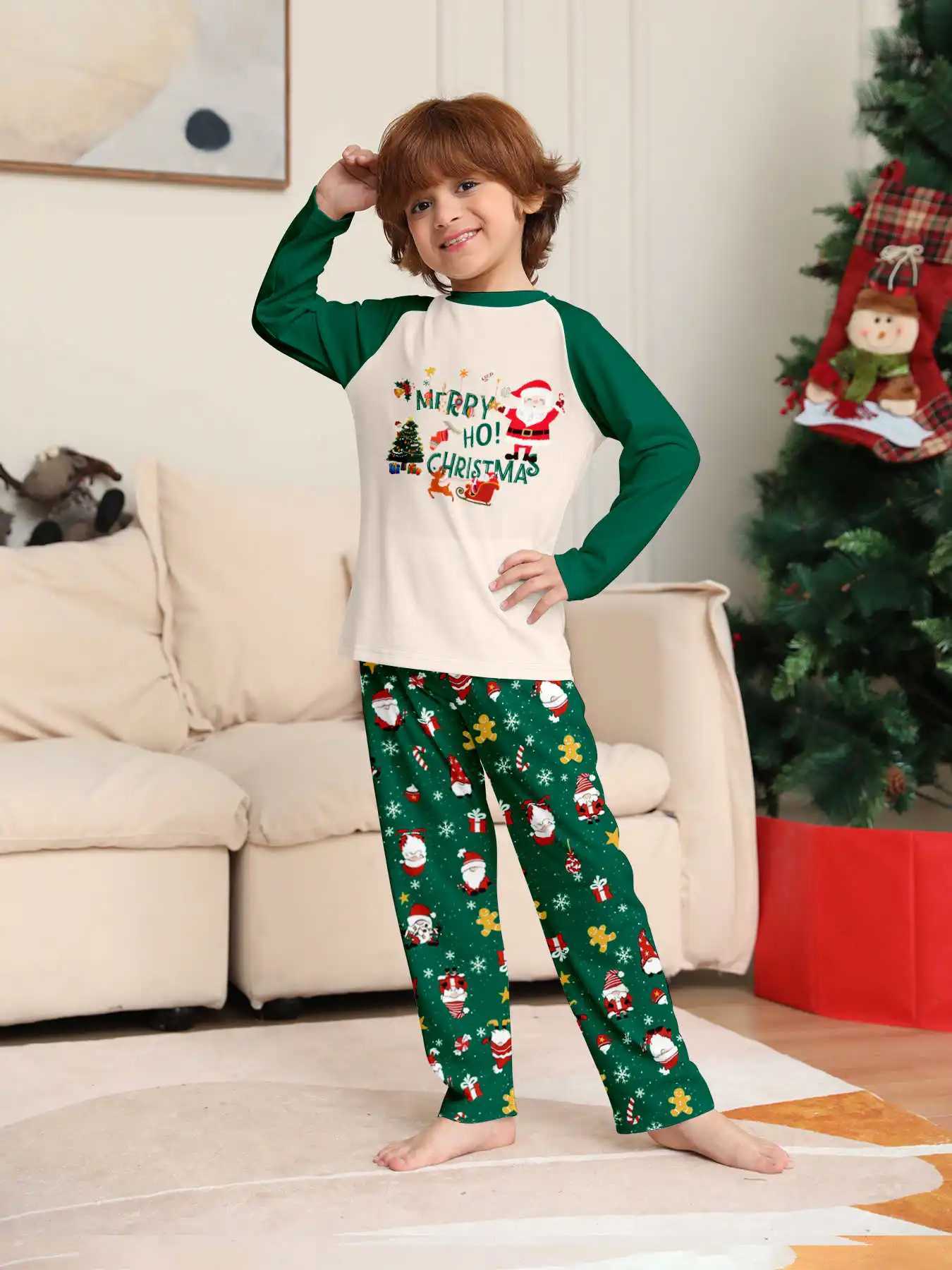 Merry Christmas Family Matching Outfits Green Pattern Mom Dad Kids Pajamas Set Soft Loose 2 Pieces Home Suit Xmas Look Sleepwear L251021P5R2