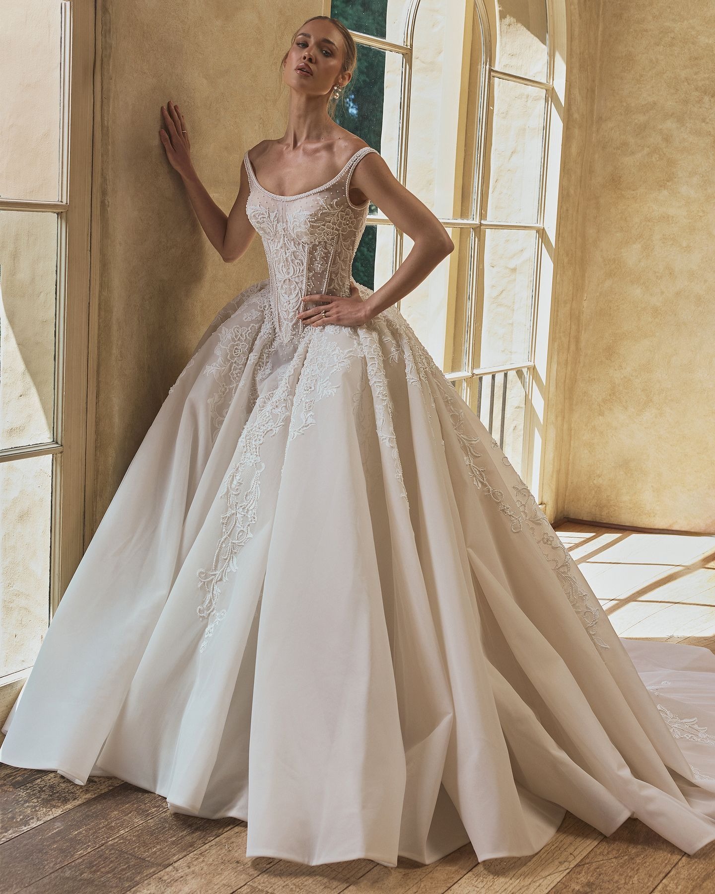 Vintage A Line Women Wedding Dress Off Shoulder Sleeveless Bridal Gowns Appliques Pearls Beaded Detachable Train Dress Customized vestidos de novia