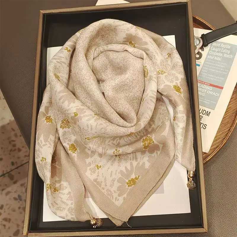2025 New Plaid Flower Print Scarves With Magnetic Buckle 65cm65cm Square Cotton and Linen Neck Wraps Elegant Bag Handle Bands W251021