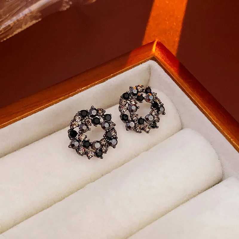 Hollow Out Inlaid Rhinestone Round Earrings for Women Vintage Fashion Delicate Stud Earrings 2024 New in Black Jewelry Gift J251021