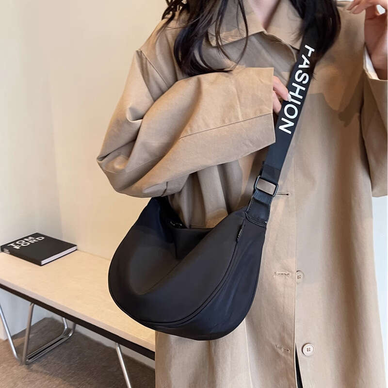 Oxford Cloth Dumpling for Women 2025 New Trendy Sports Casual Shoulder Versatile Popular Crossbody Travel Crescent Bag