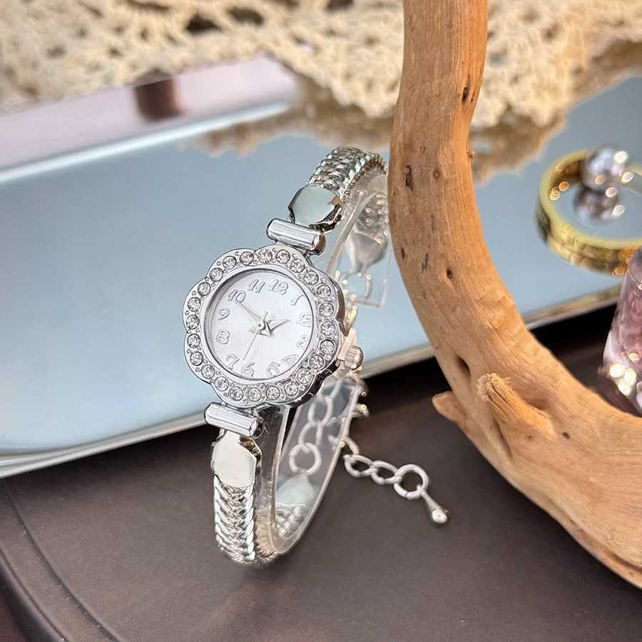 Fashionable Quartz with Embedded Diamond Flower Simple Chain Lobster Clasp Ladies Stylish Versatile BraceletXJ251021