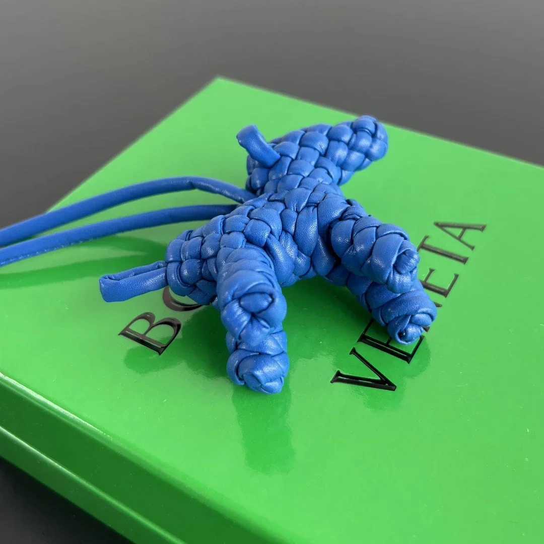 25 Luxurious Pendant Carefully Handmade By Craftsmen Keychain Fashionable and Luxurious Highend Gift for Men and Women J251121