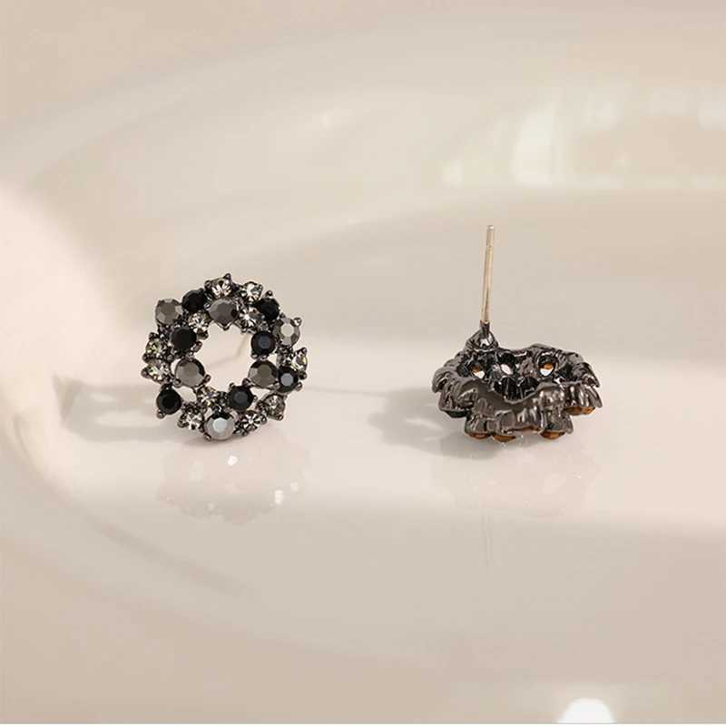 Hollow Out Inlaid Rhinestone Round Earrings for Women Vintage Fashion Delicate Stud Earrings 2024 New in Black Jewelry Gift J251021