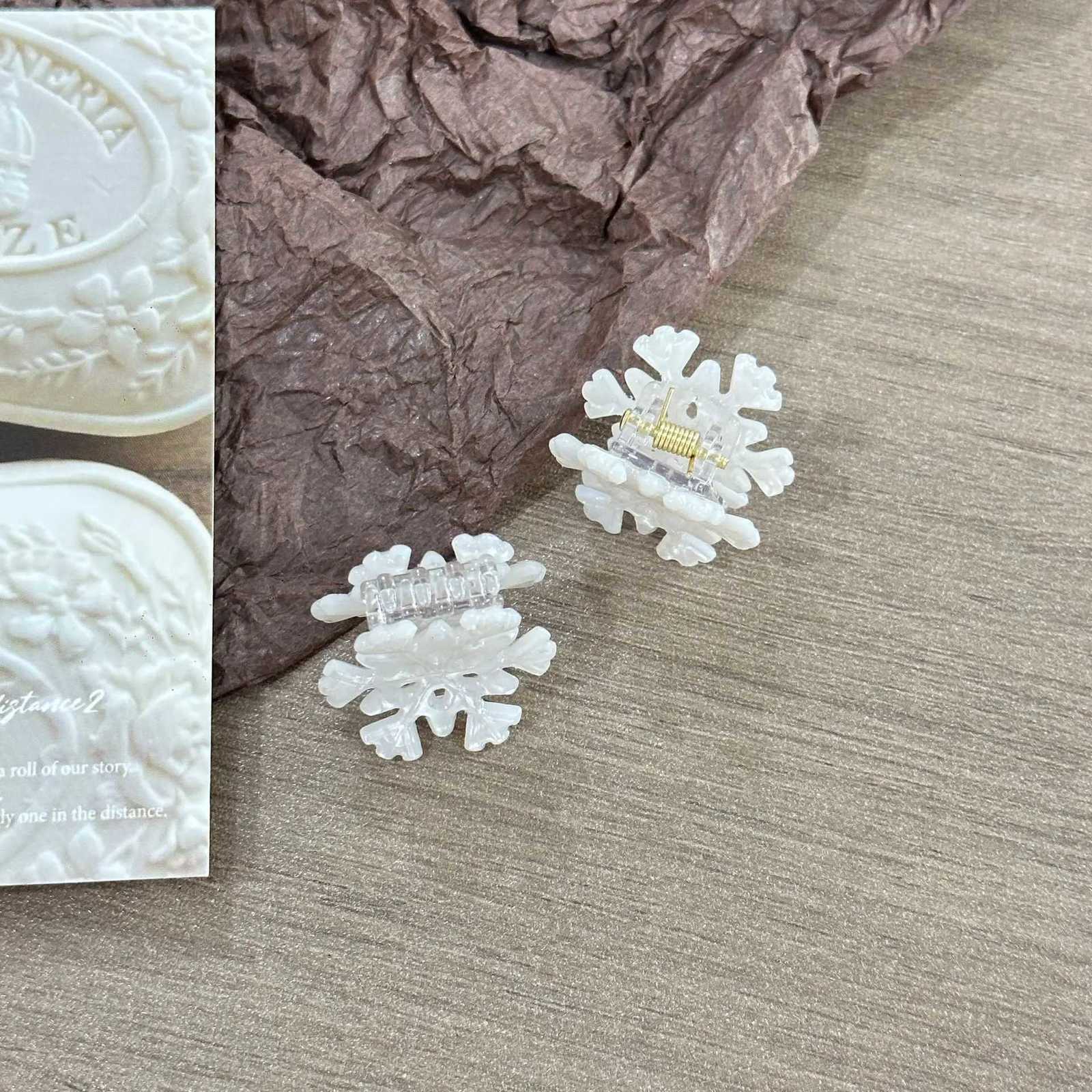 NEW Christmas Snowflake Acrylic Hair Claw Winter Romantic Snowflake Hair Claw Clips for Women Girls Hair AccessoriesW254021