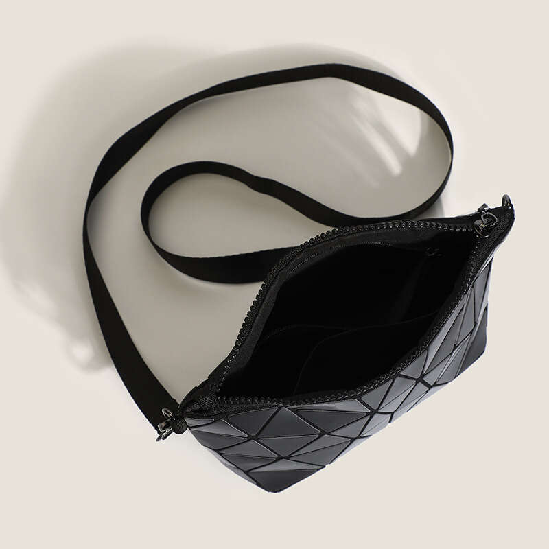 2025 New Geometric Mini Diamond Luminous Laser Single Shoulder Crossbody Chain Dumpling Fashion Versatile Bag