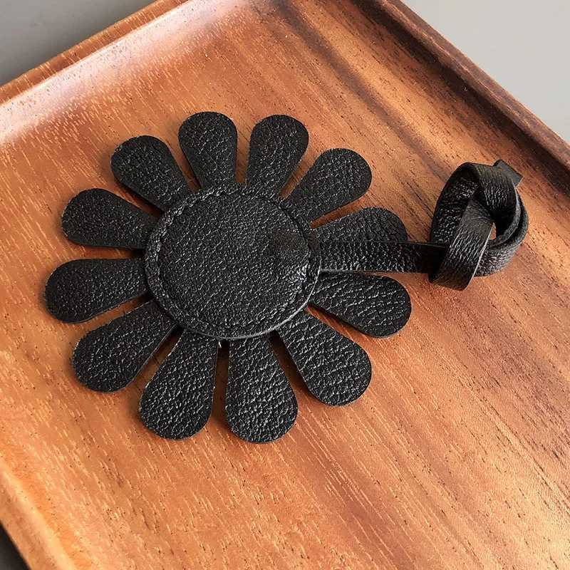 Fashionable Minimalist Modern Black Leather Sunflower Smiling Face Keychain Bag Pendant Accessory W251021