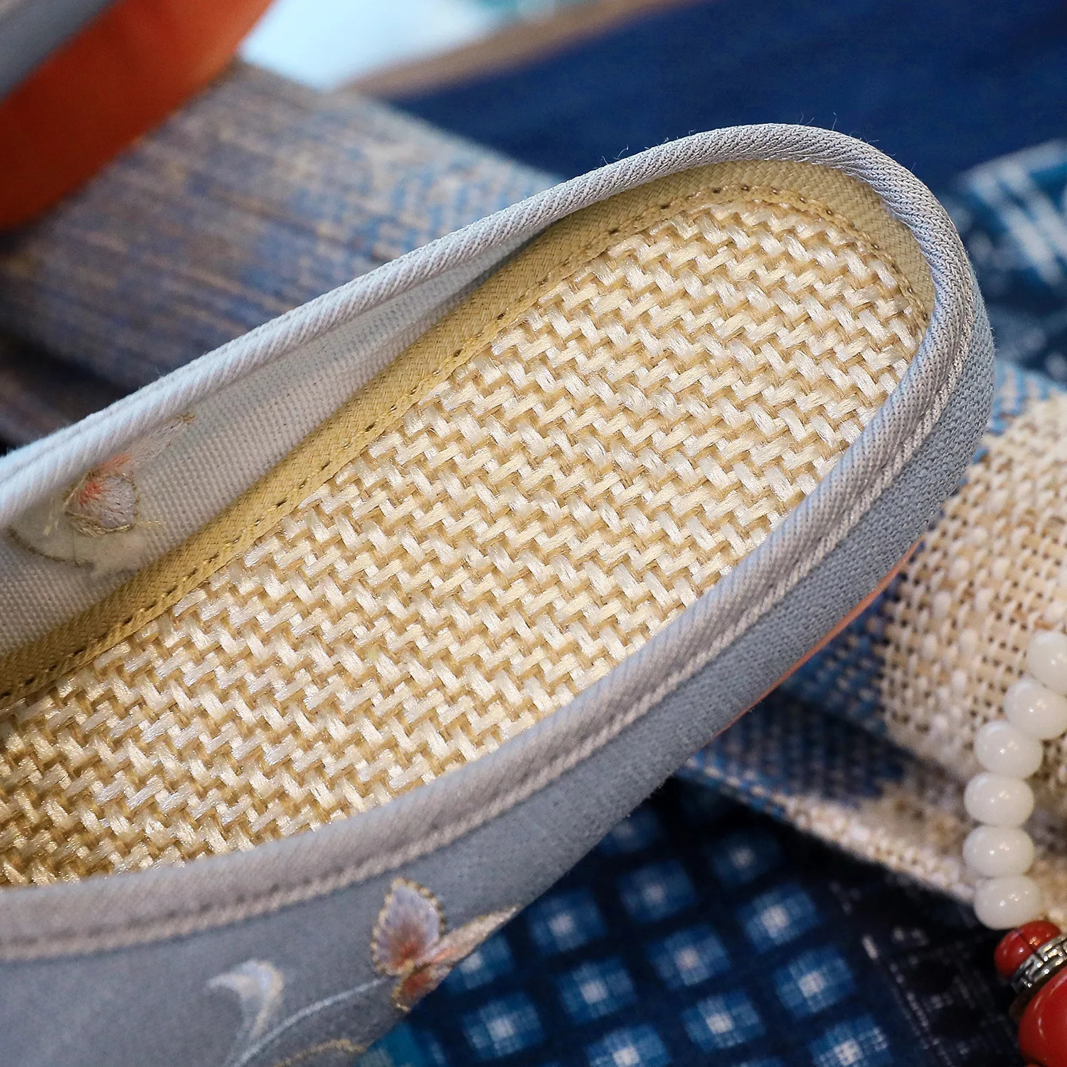 Chinese Style Flowers Embroidered Women Slippers Ladies Close Toe Leisure Comfort Flat Shoes 251011