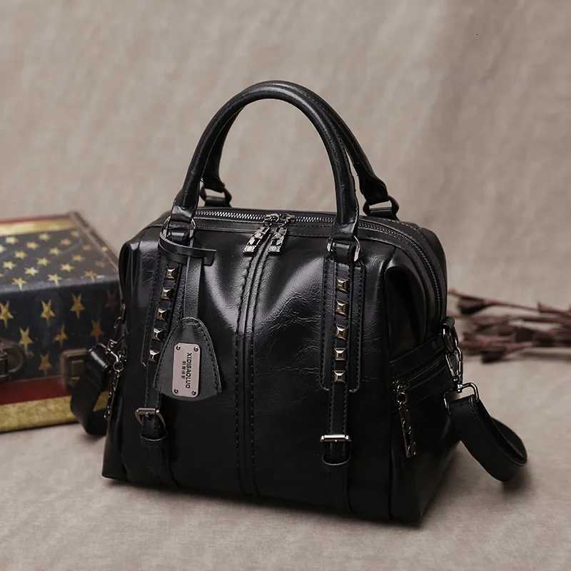 Women rivet Shoulder Bag Messenger Bag Luxury Designer Handbags Leather Crossbody Ladies Hand Bags for Woman Bolsa Feminina Z251018