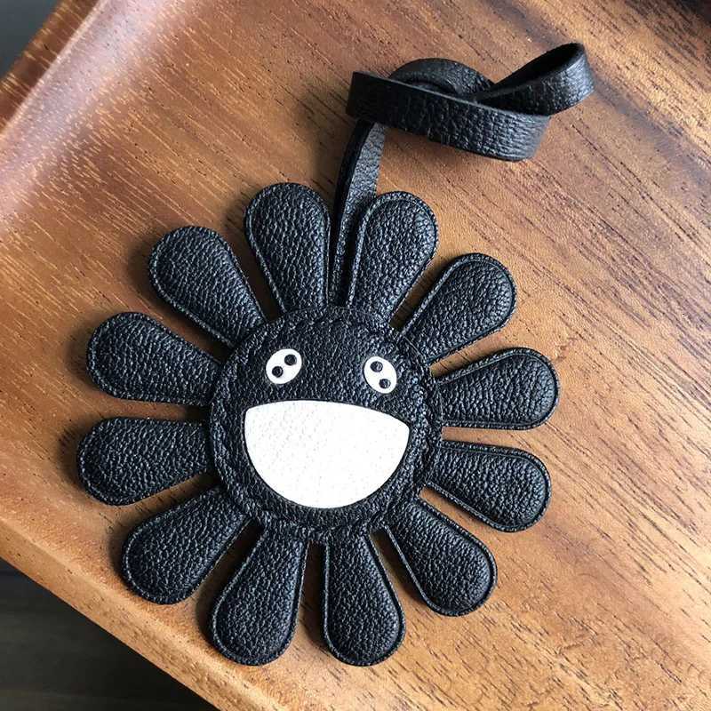 Fashionable Minimalist Modern Black Leather Sunflower Smiling Face Keychain Bag Pendant Accessory W251021
