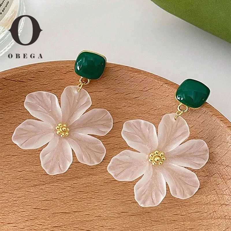 Obega White Flower Charm Square Metal Green Epoxy Drop Earrings For Women Bohemia Romantic Camellia Flower Dangle Earring Luxury J251021