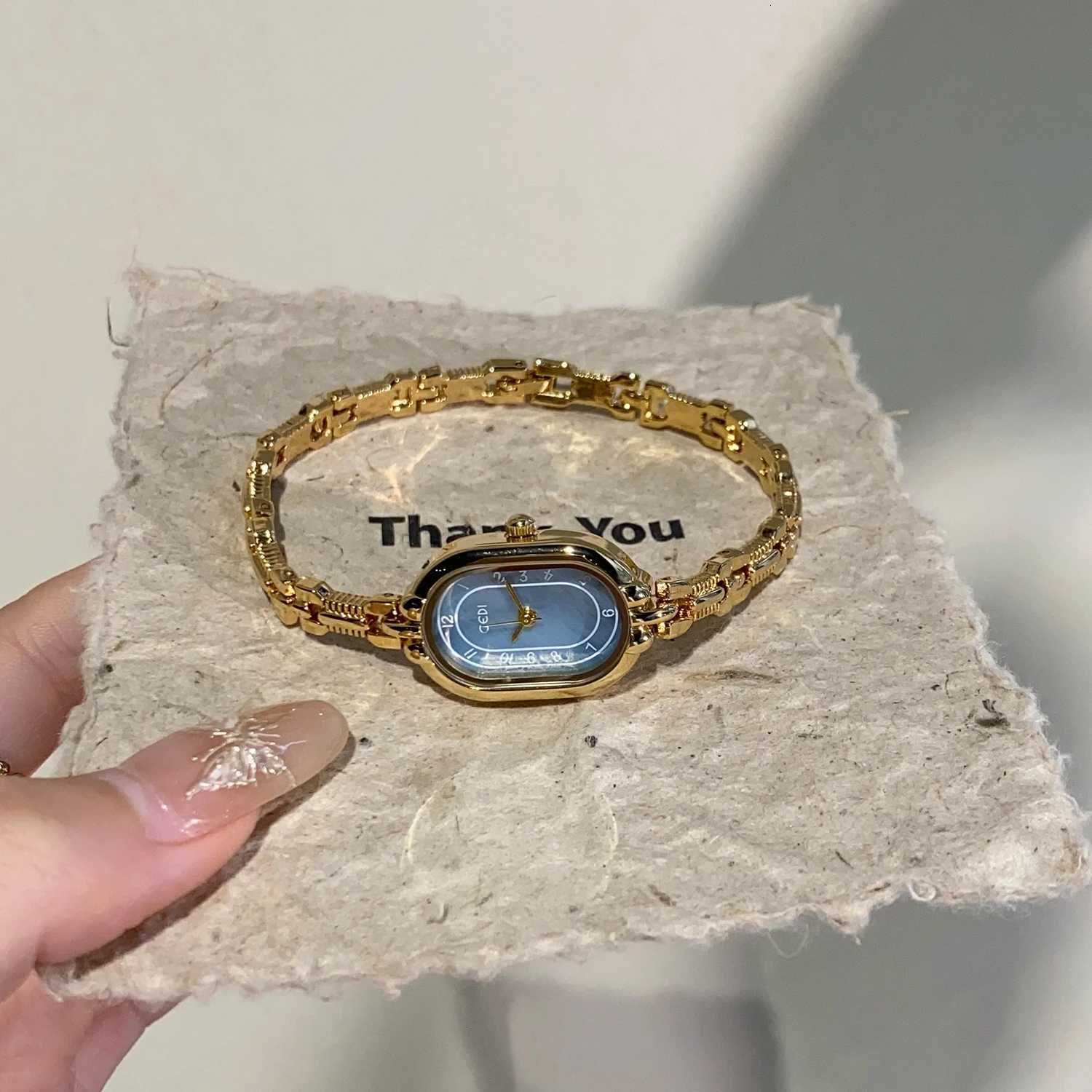 Fashion Thin Women Bracelet Retro Oval Dial es Woman Light Luxury Fashion Small Gold Quartz Wrist Gift ClockXJ251021