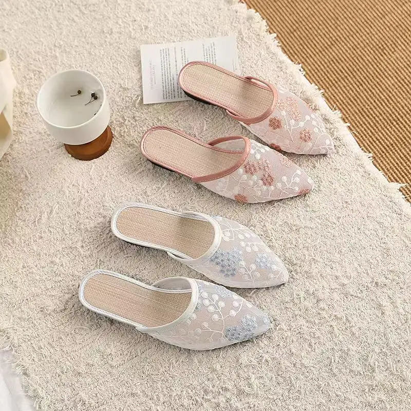 Chinese style embroidered pointed slippers 251011