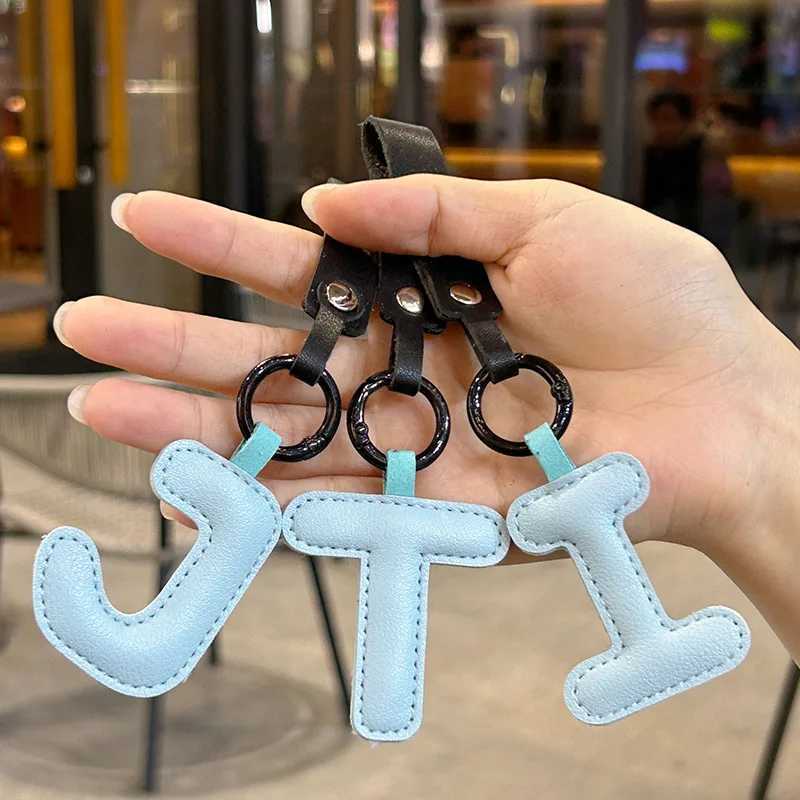 PU Leather 26 Letter Keychain Simple AZ Initials Keyring for Women Unisex Bag Car Phone Pendant Luggage Lanyard Accessories W251021
