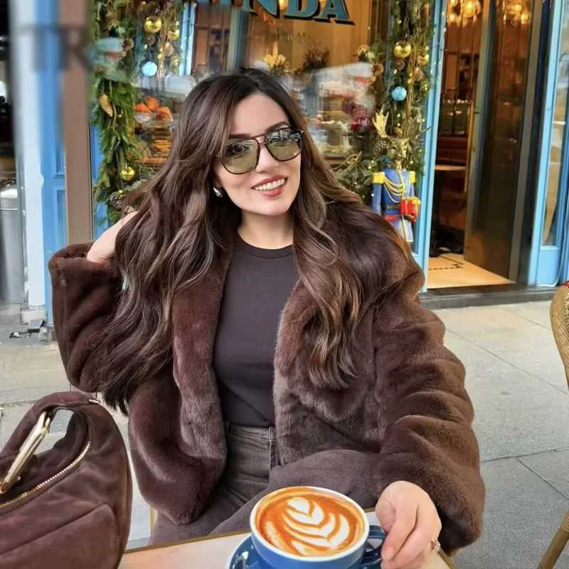 2025 Woman Brown Faux Fur Side Pockets Casual Crop Coat Fashion Women Winter Brown Thick Warm Lapel Jacket Retro Streetwear1 Y251105