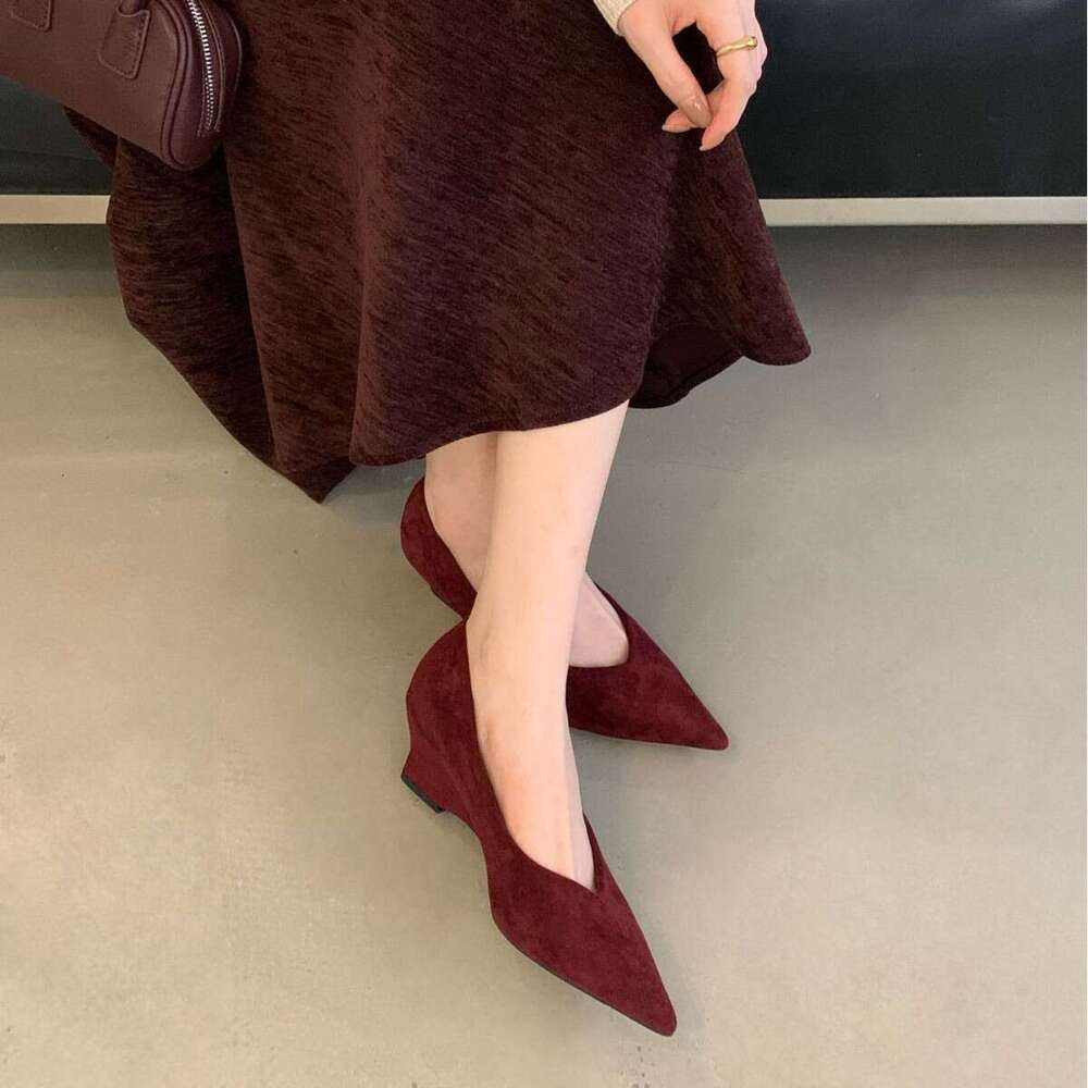 French Style Black Low Heel for Women Wedge Shoes Professional Designer Shoe New V-Neck Commuter Suede Pointed Toe Flats