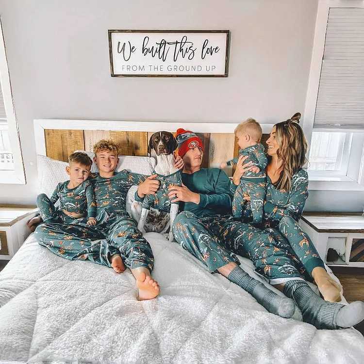 Christmas Pajamas Set for FamilyCouplesKids 2026 New Years Costumes Allover Print Full Sleeve O Neck Sleepwear 2 Pieces Suit L2510213S4O