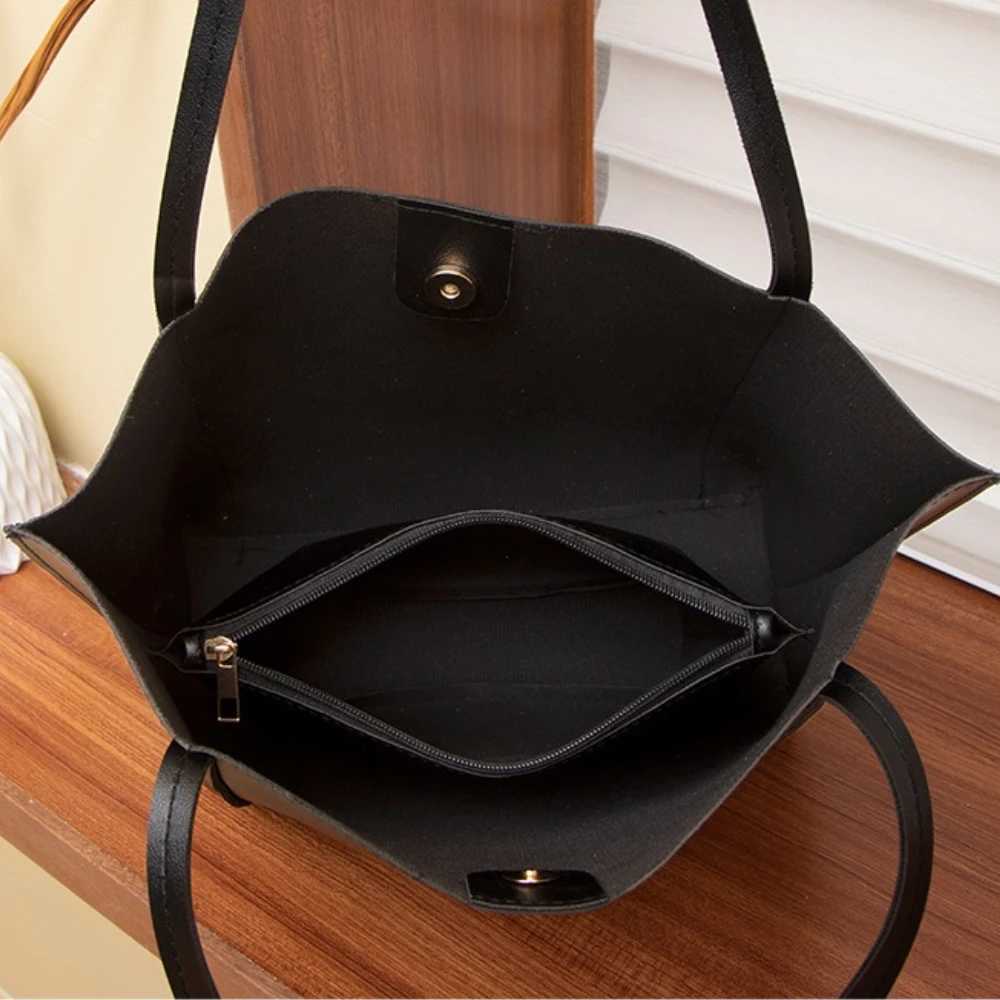 New Simple and Largecapacity Fashion Shoulder Womens Bag Solid Color Minimalist Style Fashion Tote Bag Travel Light HandbagsXJ251021