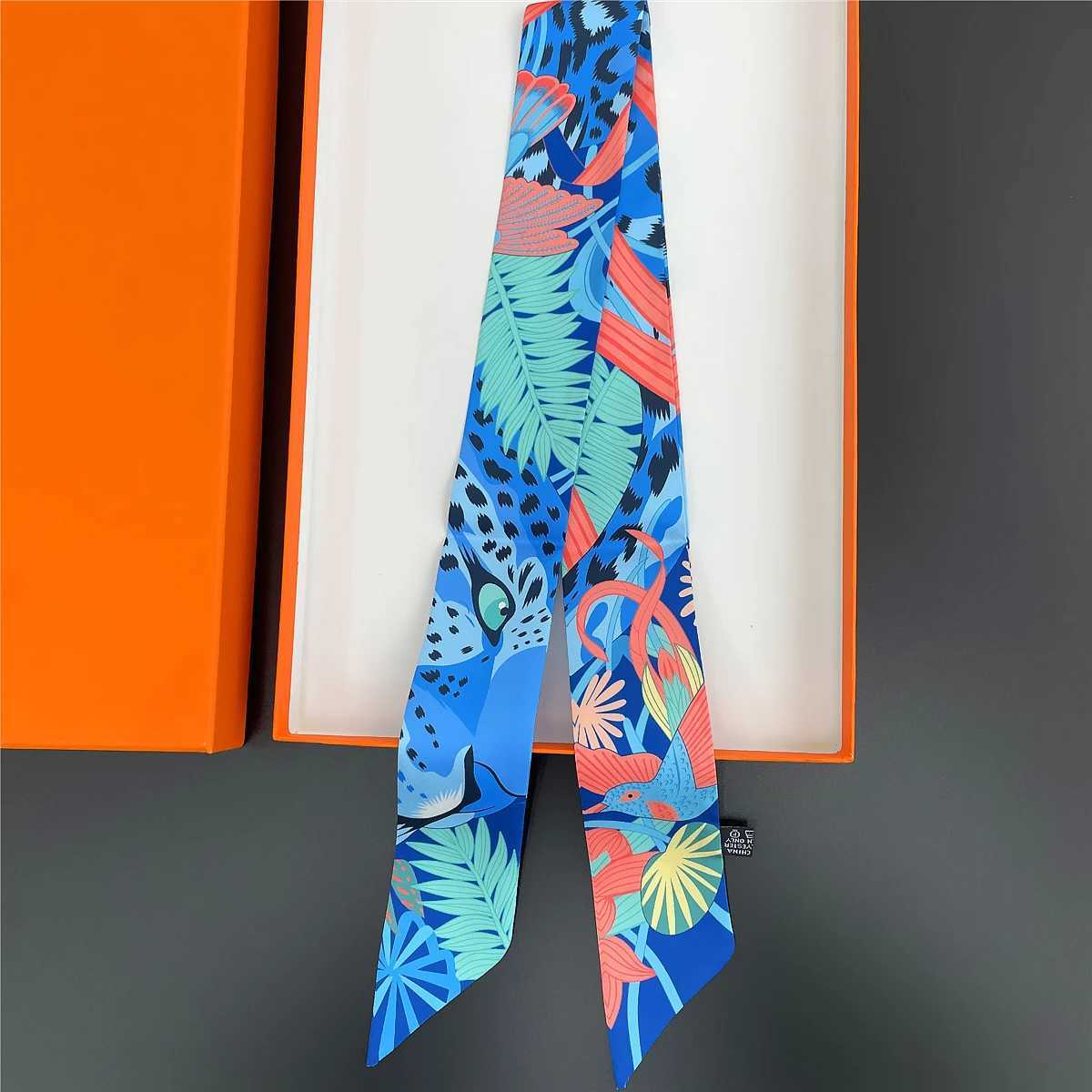2024 Brand Design Leopard Twill Silk Scarf Luxury Scarf Women Foulard Skinny Bag Scarves Neckerchief Fashion Hair Headband W251021
