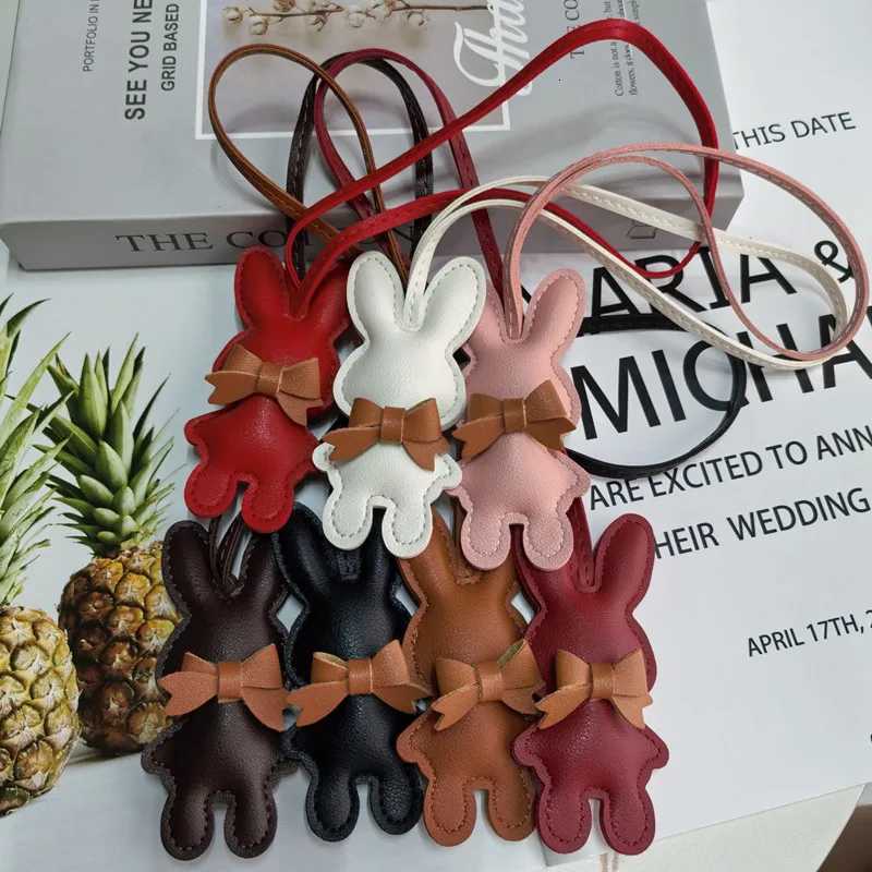 Lovely Cat Keychain Cartoon Leather Pendant Car Key Chain Cute Bag Accessories Girl Woman Gift Key Chains W251021