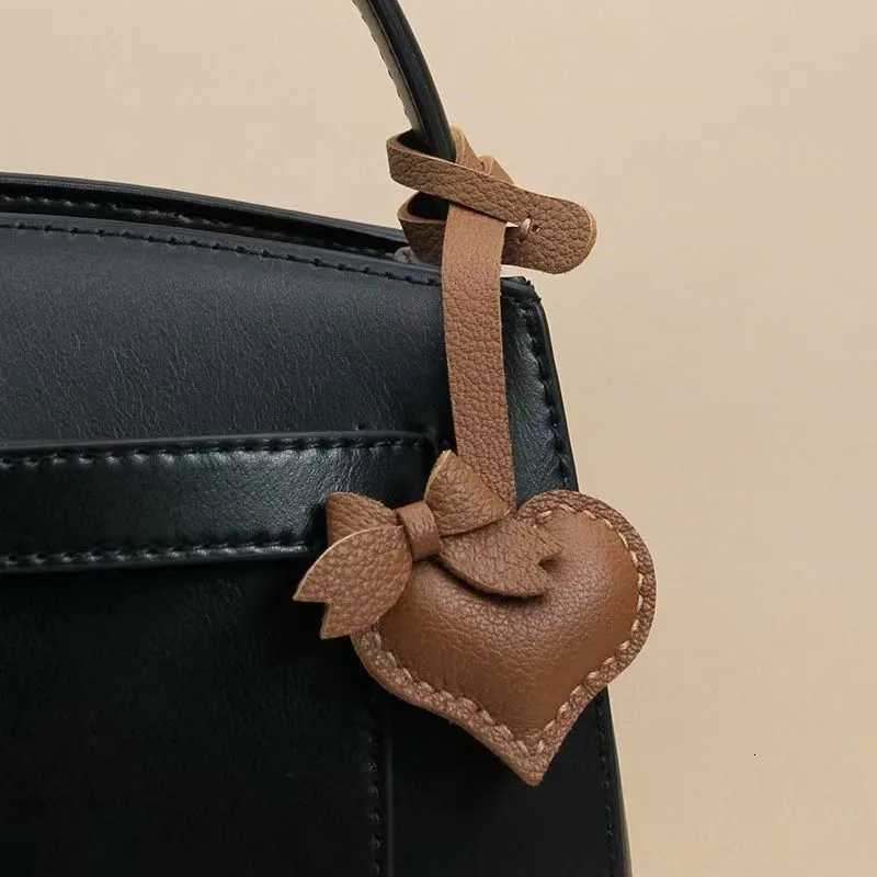 Novelties Rustic PU Leather Love Key Chain Fashion Leading Men and Women Car Bag HEART Key Ring Pendant Jewelry Gift W251021