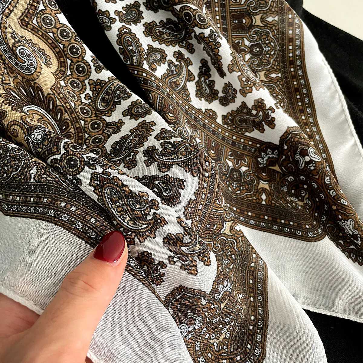 New Fashion 70X70cm Womens Scarf Paisley Print Scarf Cotton Texture Square Shawl Decorative Headband Neck Luxury Design Bandana W251021