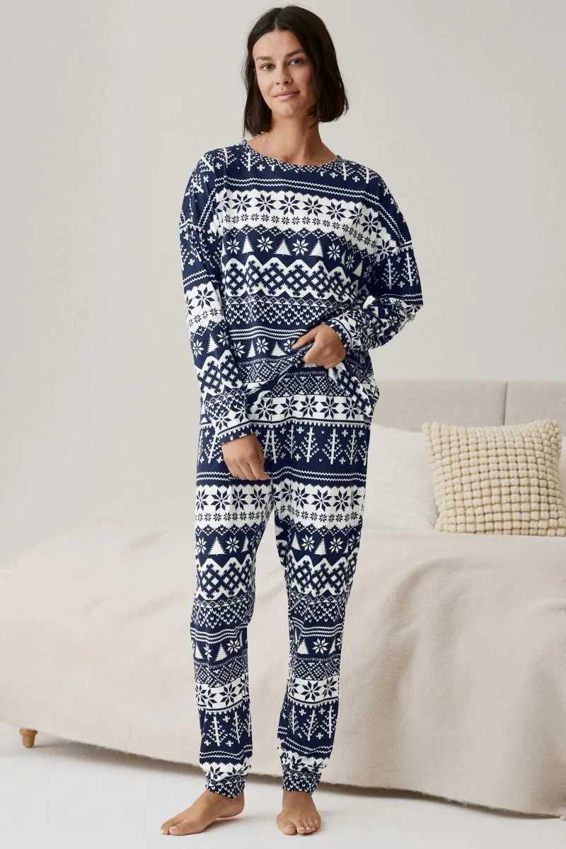 2025 Winter Allover Print Chrias Pajamas Set Mother Father Kids Matching Outfits Soft Loose Sleepwear Xmas Family Look Wear L2510213F8L