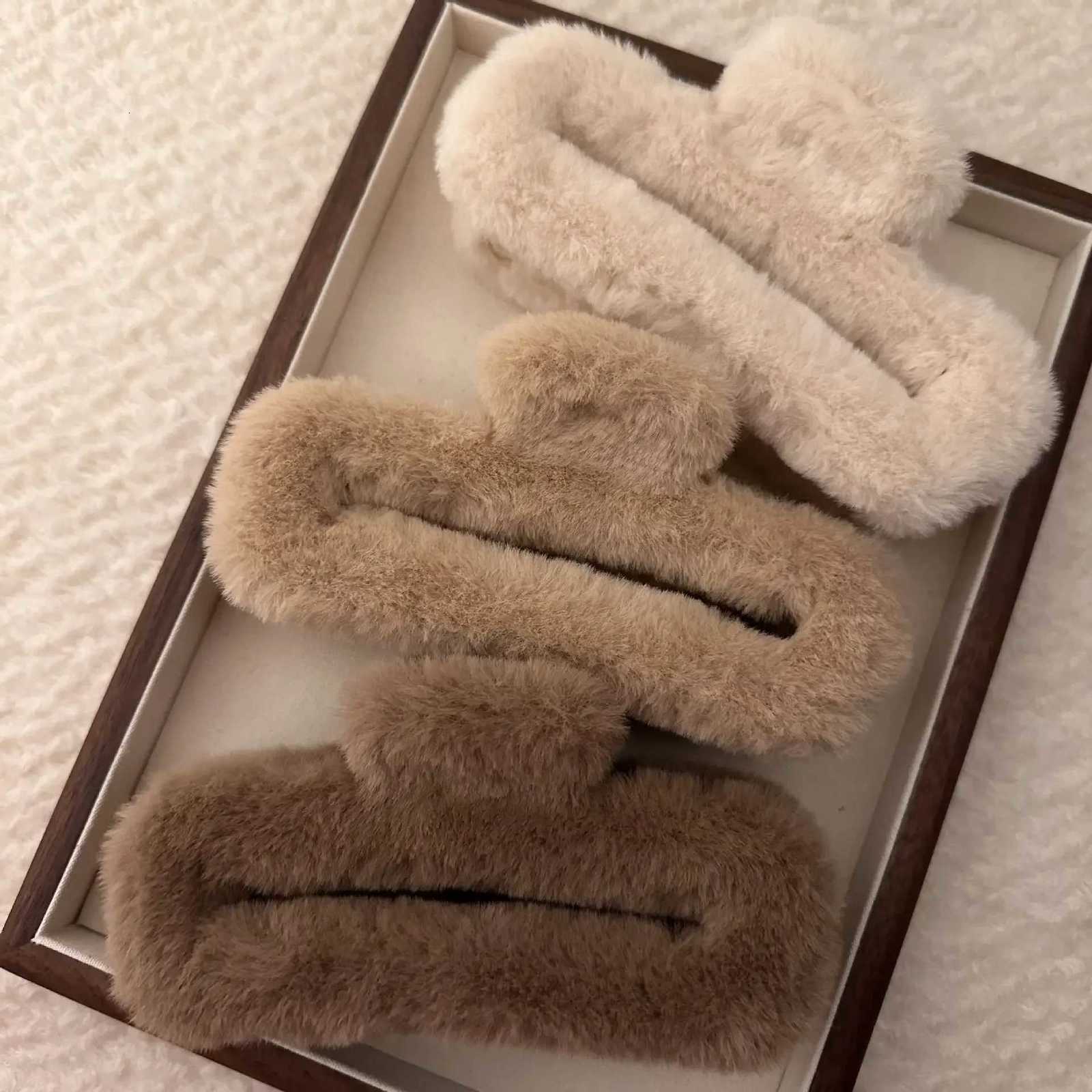 Winter Plush Square Hair Claw for Women Korean Elegant Acrylic Hairpins Faux Fur Hair Clip Pink Barrette Crab Hair AccessoriesW254021