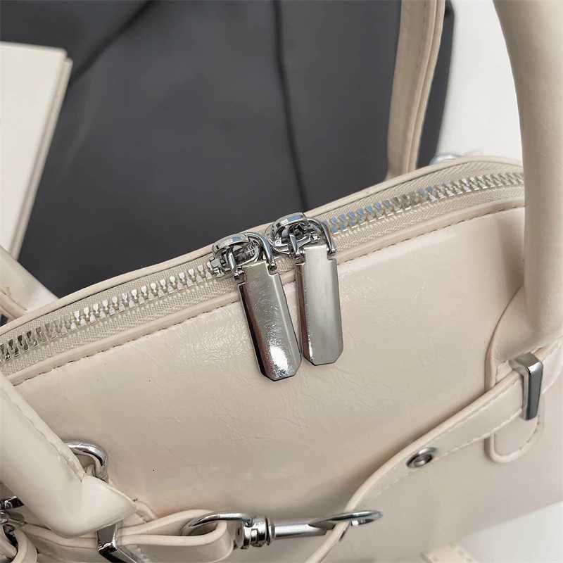 Stylish Minimalist Clutch Bag for Women Elegant Leather Crossbody Purse with Vintage Letter Luxurious Commuter Tote Z251018
