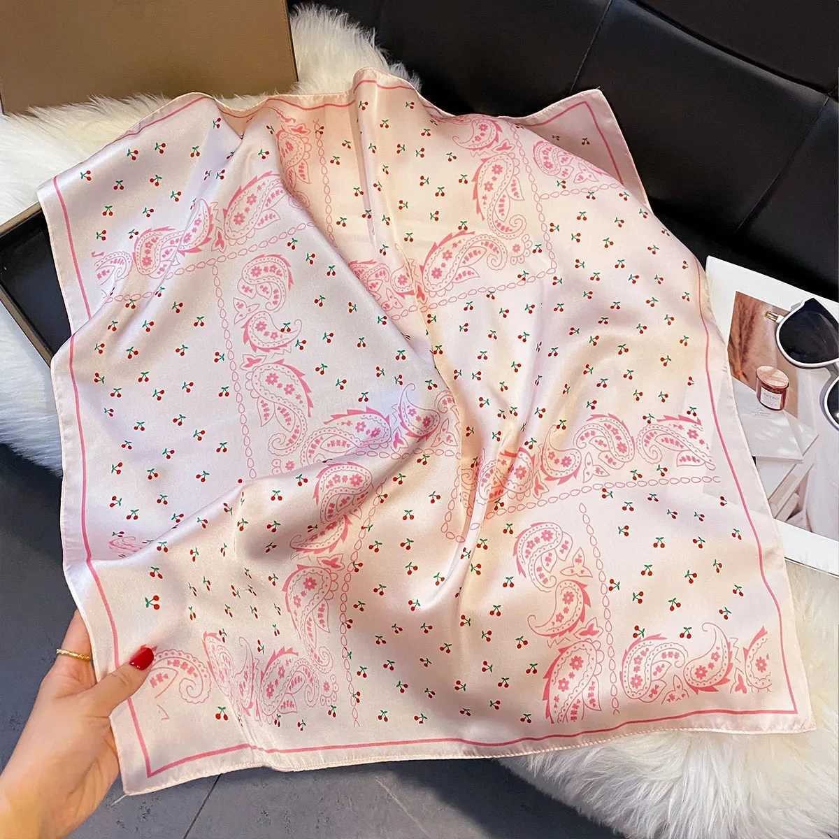 2025 New Fashion 70X70cm Wens Scarf Silk Paisy Print Scarf Square Shawl Decorative band Neck Luxury Design BandanaW251021