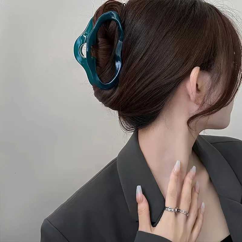 Clouds Hollow Out Hair Claws Clips Women Girls Jelly Acrylic Hair Clamps Plastic Irregular Hair Barrettes Hair Accessories NewW254021