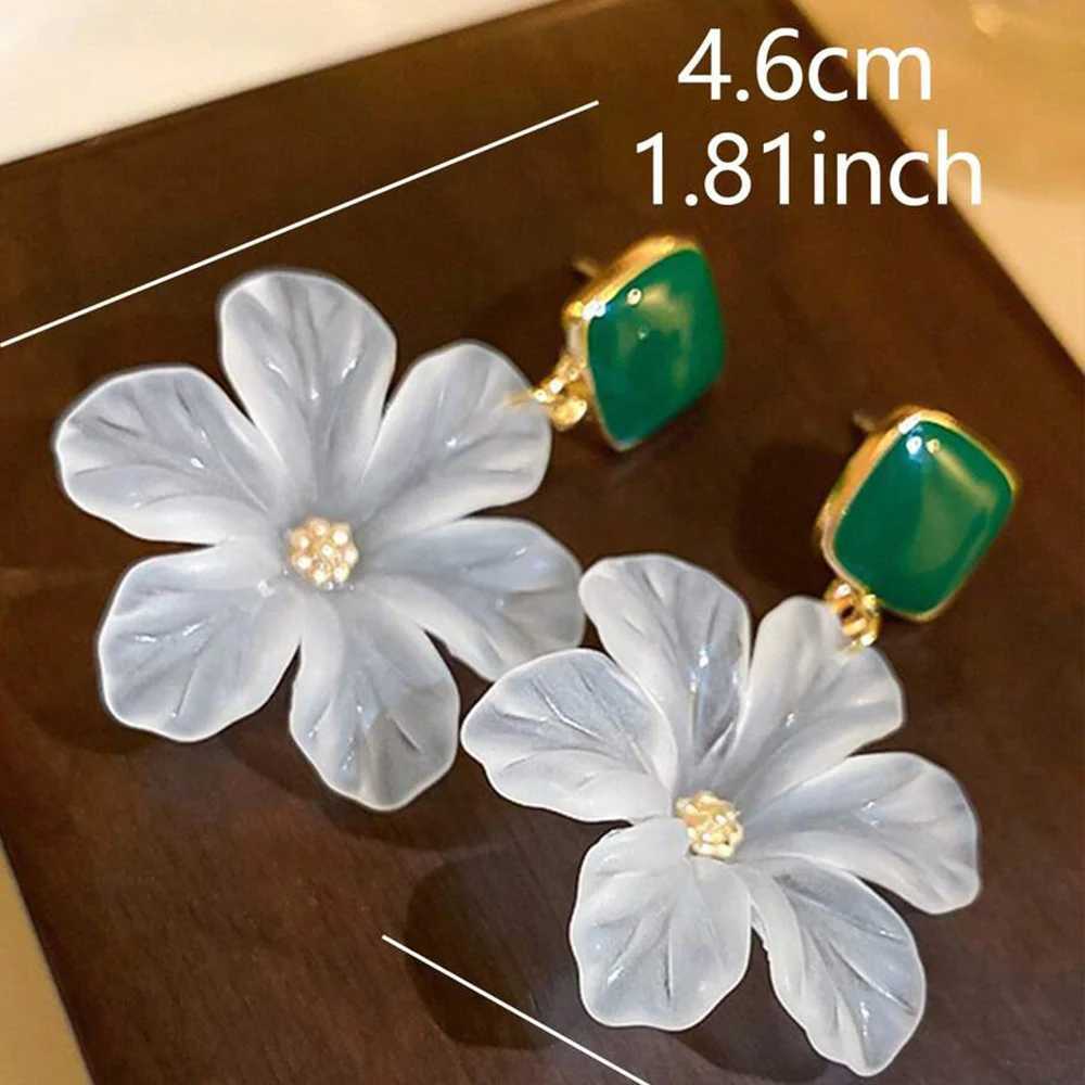 White Flower Charm Square Metal Green Epoxy Drop Earrings For Women Bohemia Romantic Camellia Flower Dangle Earrings Luxury J251021