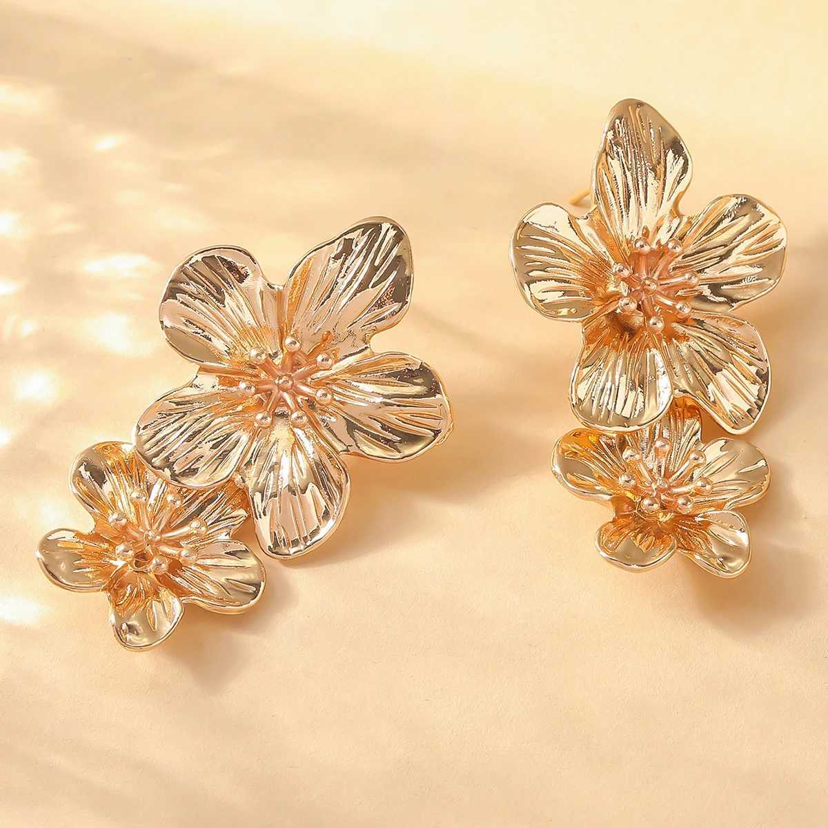 2PC Womens Retro Cream Layered Petals Daisy Flower Pendant Earrings Fashion Jewelry Dressing Carnival Party Gifts J251021