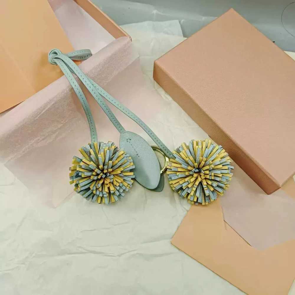 New Cowhide Leather Bag Charm Flower Ball Pendant Luxury Fashion Highgrade Lychee Flower Car Pendant Decoration Bag Accessories J251121