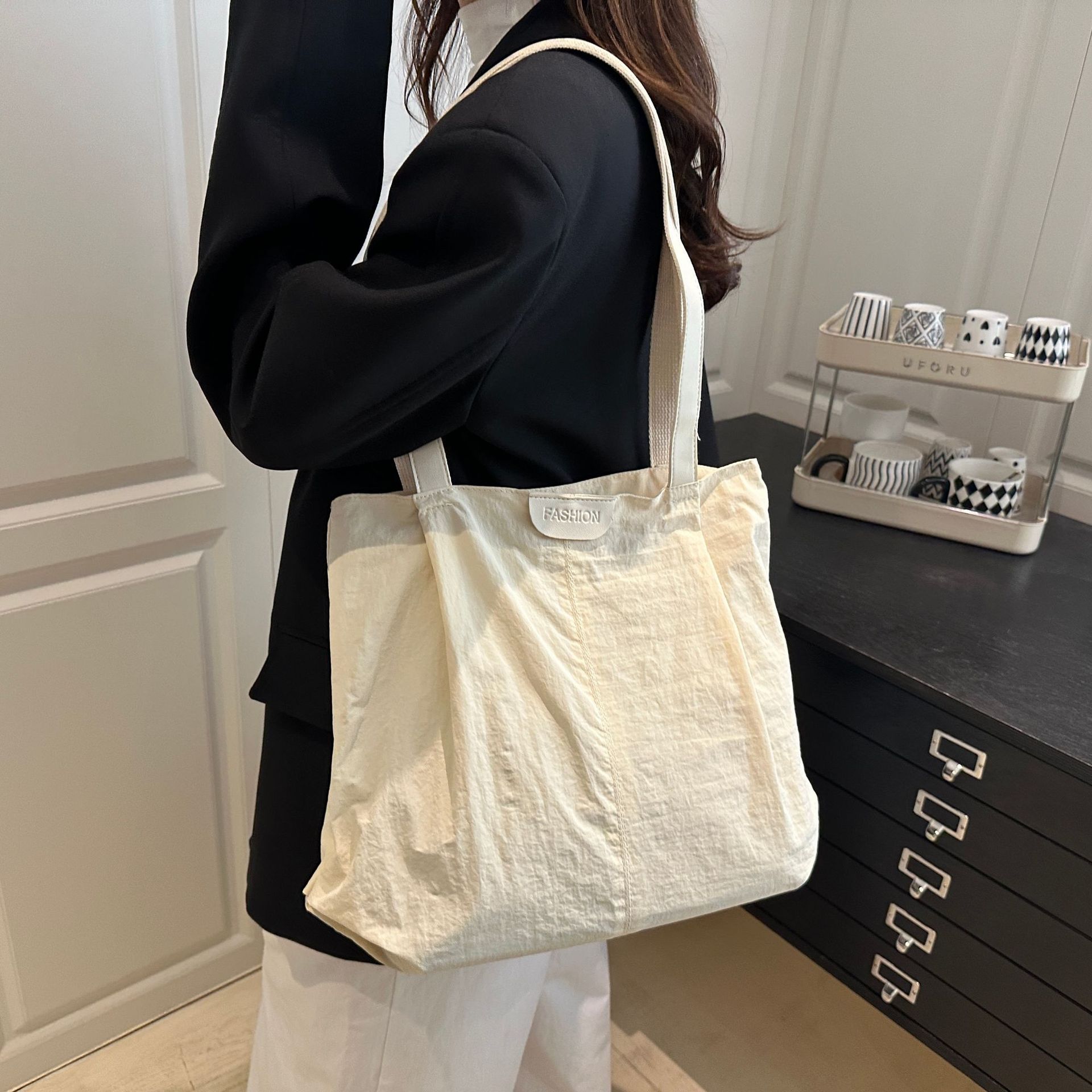 Latest popular fashion designer casual commuting simple college student casual practical handbag