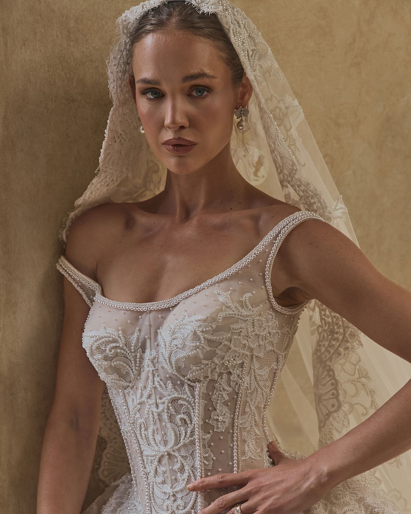 Vintage A Line Women Wedding Dress Off Shoulder Sleeveless Bridal Gowns Appliques Pearls Beaded Detachable Train Dress Customized vestidos de novia