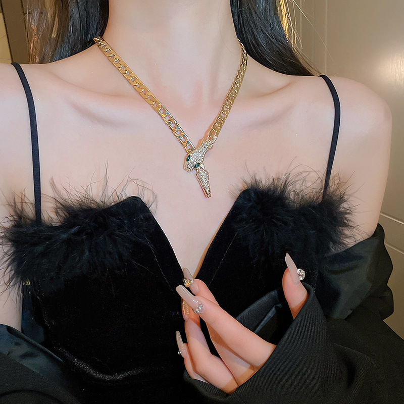 Exaggerated Rhinestone Necklace Personality Creative Minimalist Clavicle Elegant Heavy Craft High-end Sweater Chain - view 4