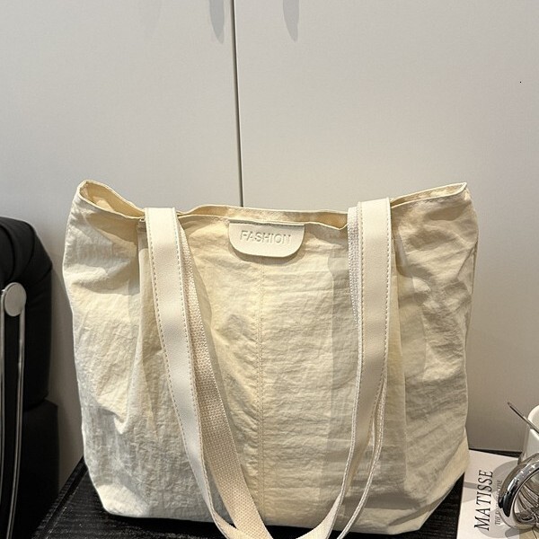 Latest popular fashion designer casual commuting simple college student casual practical handbag