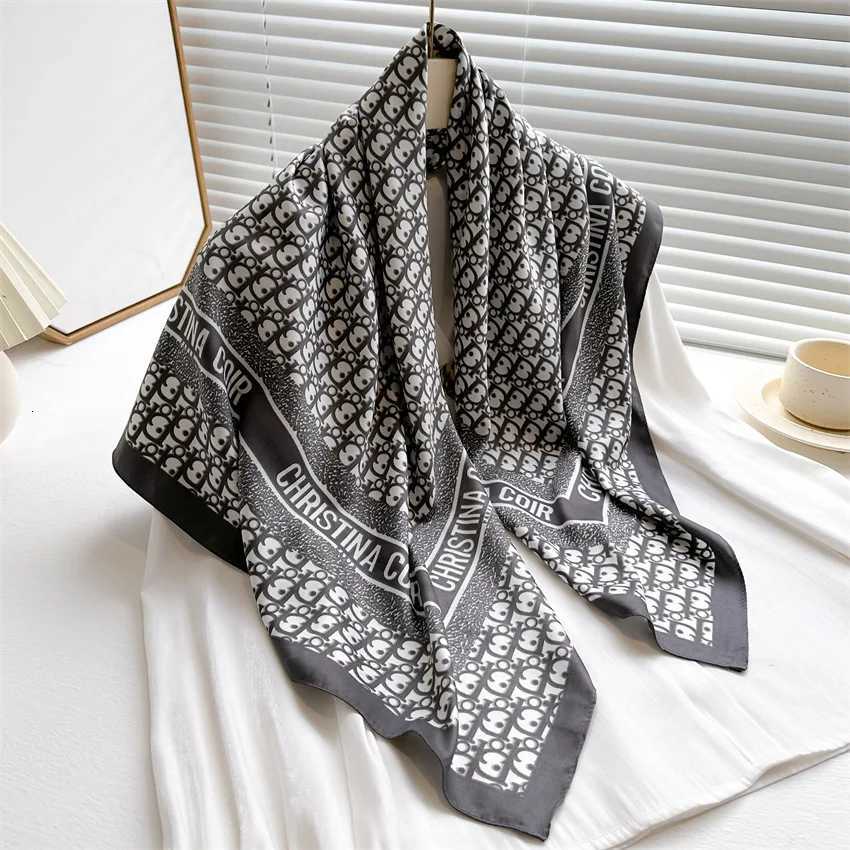 2025 Design Luxury 90cm Silk Wen Scarf Sunscreen Foard Shawl Hijab Fa Hair Hijab Wraps Neckerchi Bandanda EcharpeW251021