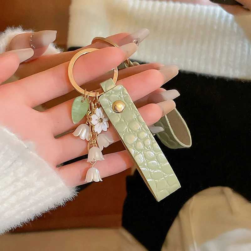 1pc Lily Of The Valley Flower Key Chain Valentines Day Gift Green Ladies Keychain PU Leather Car Key Chain Accessory Gift W251021