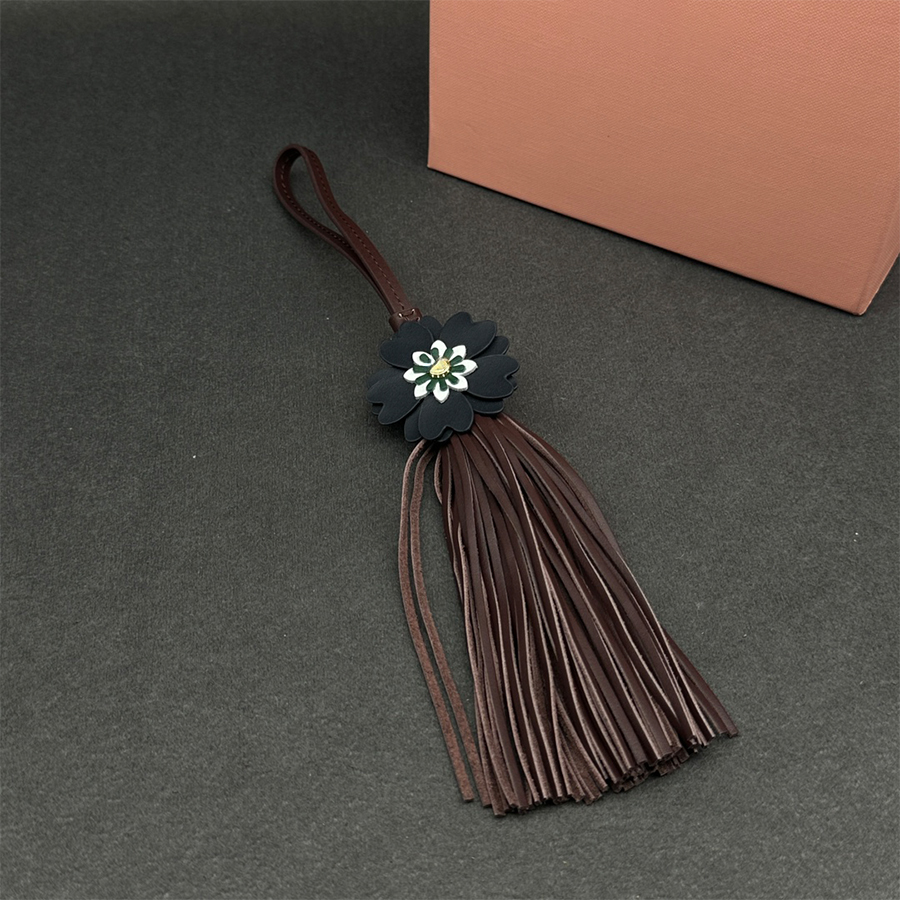 Designer Lanyards Leather Baseball Cap Style Mini Fashion Accessories Ornament Keychain Headphones Exquisite Flower Pendant Decoration With Box 555