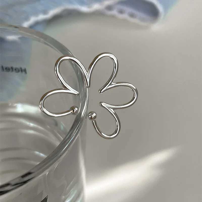 FTCY 1Pcs Metal Flower Ear Clips for Women Simple Geometric No Pierced Earrings Womens Fashion Jewelry Gifts J251021