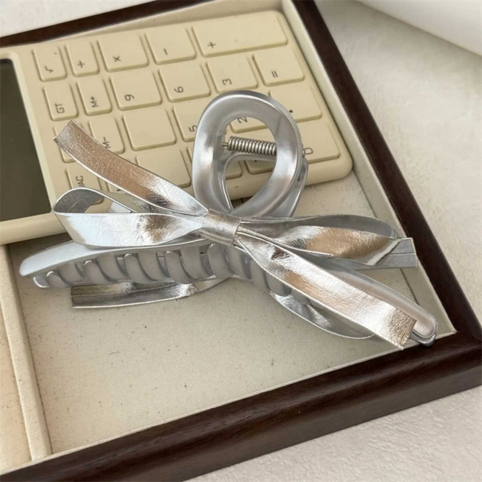 1PC Advanced Sense Headdress Temperament Silver Leather Bow Grab Clip Female Back of Head Shark Clip Hundred HairpinW254021