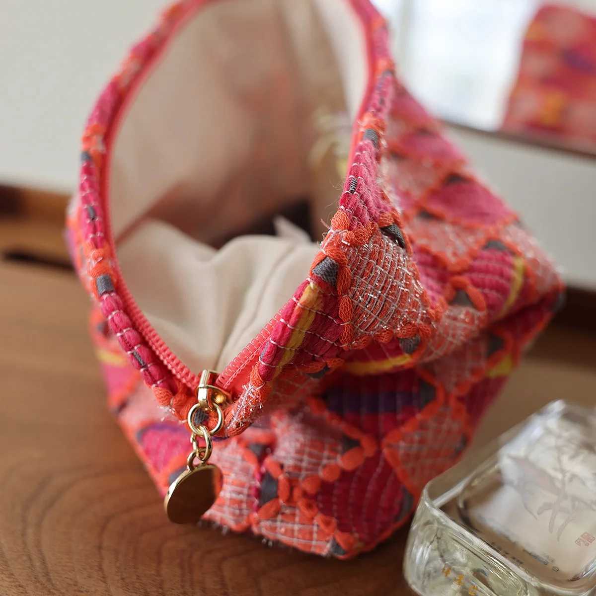 Red diamond grid fashionable largecapacity zipper cosmetic bag birthday gift New Year gift female storage bag travel toilet bagW251021