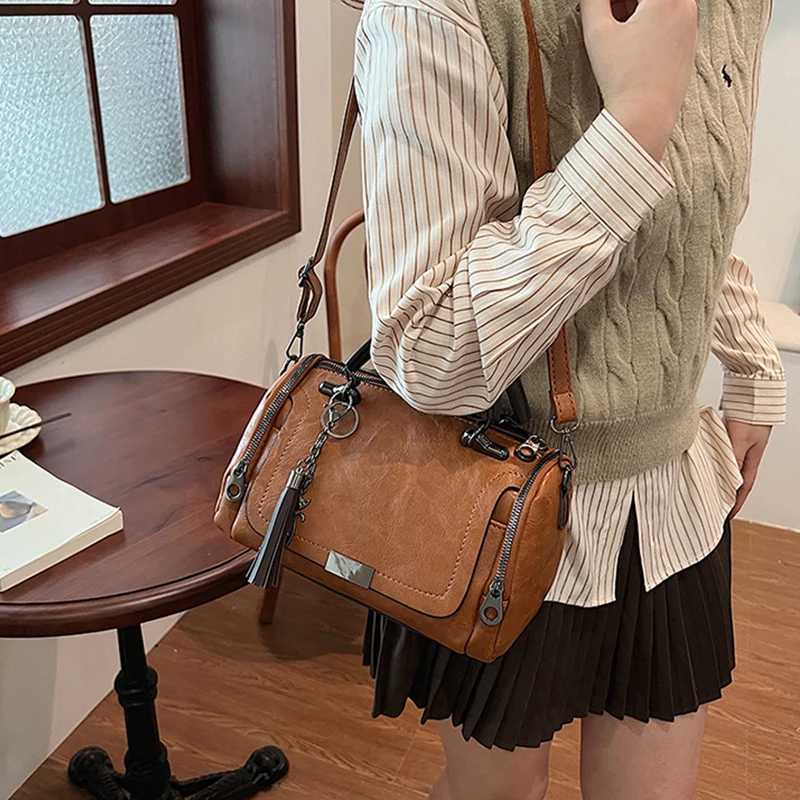 Womens Large Capacity Shoulder Bags Tassel Decor Handbag Fashion Zipper Crossbody Bag With Removable Strap PU leather Z251018