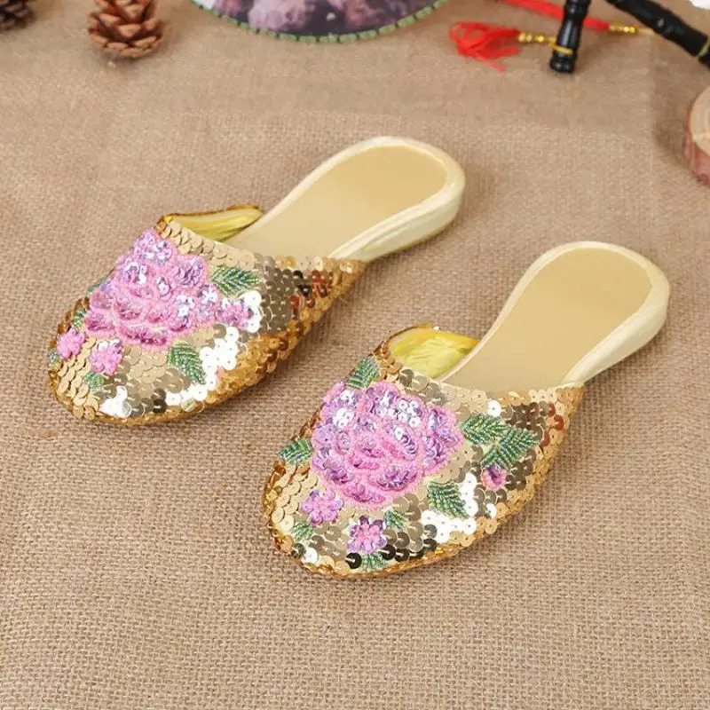 3640 Women Slippers Sequin Embroider Shoes Summer Silk Fabric Flats Flower Closed Toe Soft Sole Nonslip Chinese Style Footwear 251011