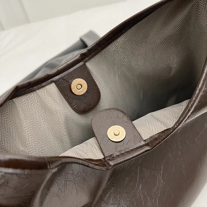 Large Capacity Red Bag For Women 2025 Retro Texture Single Shoulder Tote Bags Fashion Versatile Casual Ladies Handbags 251021