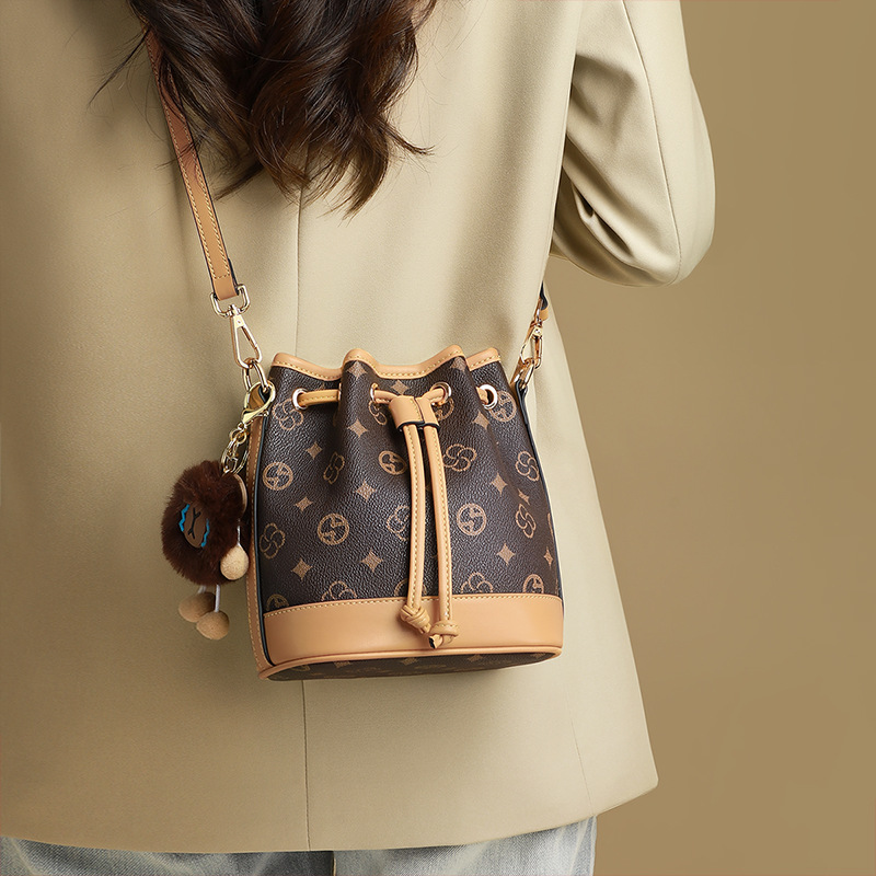 Bucket bag Designer bags New women's bag Versatile summer shoulder bag Bucket bag Premium large-capacity messenger bag