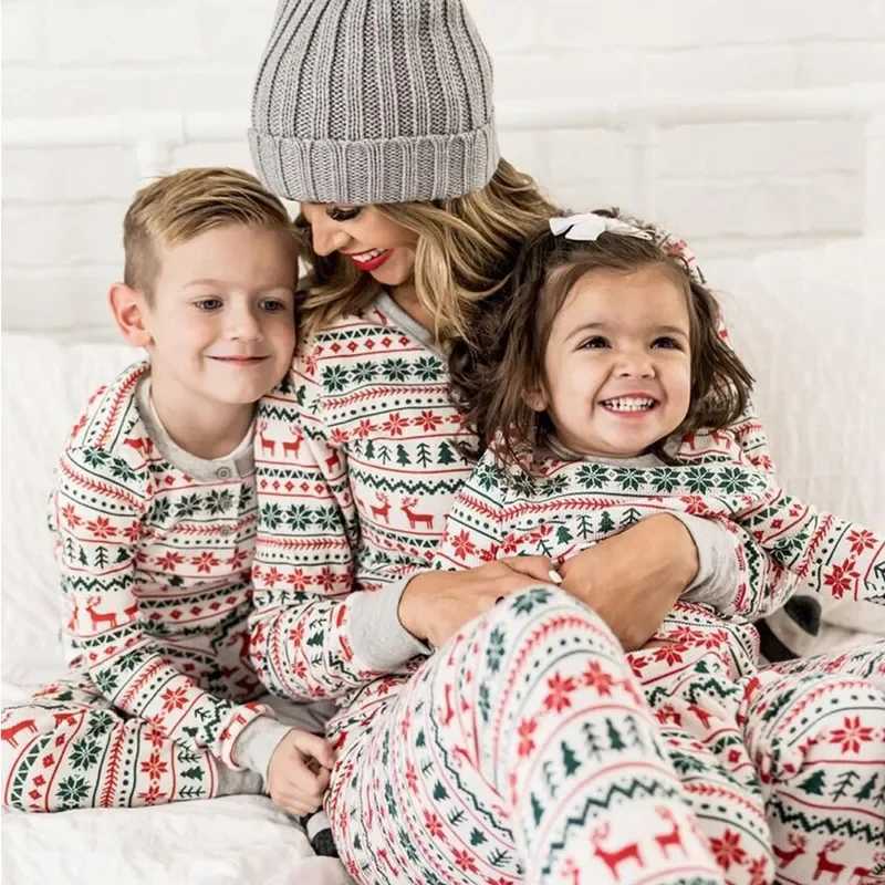 2023 Christmas Family Matching Pajamas New Year Xmas Father Mother Kids Baby Clothes Set Dad Mom And Daughter Son Pyjamas Outfit L251021H7KJ